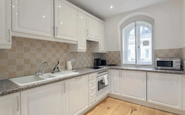 Large & Bright 1 Bed Flat In Piccadilly Circus