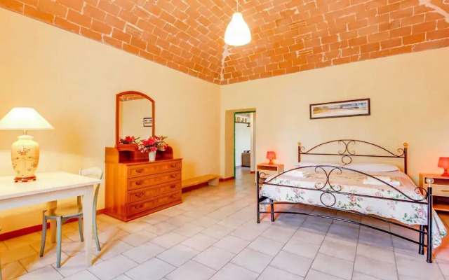 Farmhouse in Montescudaio with Shared Pool near Sea & Park