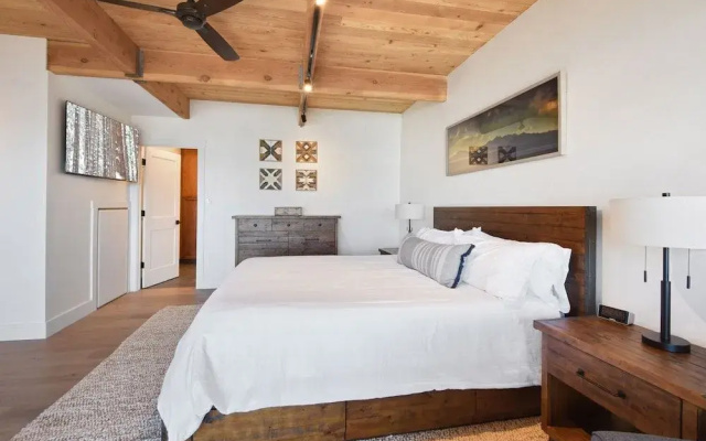 Lakefront Luxury