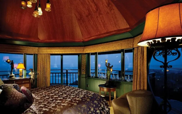 Lands End Inn