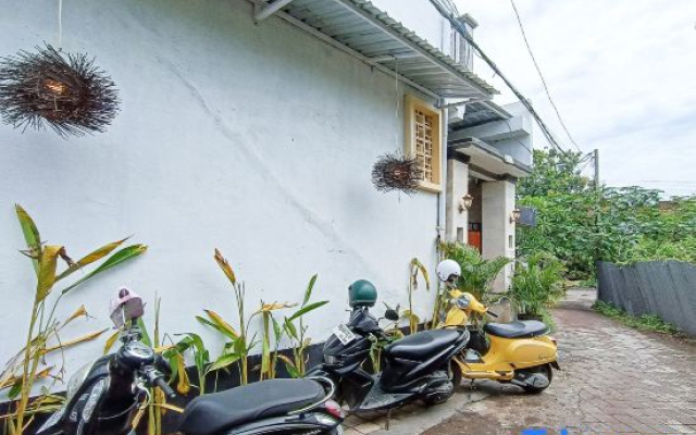 Widi Guest House near GWK Mitra RedDoorz