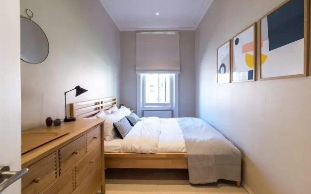 Homely 2 Bedroom Victorian Apartment in Hampstead