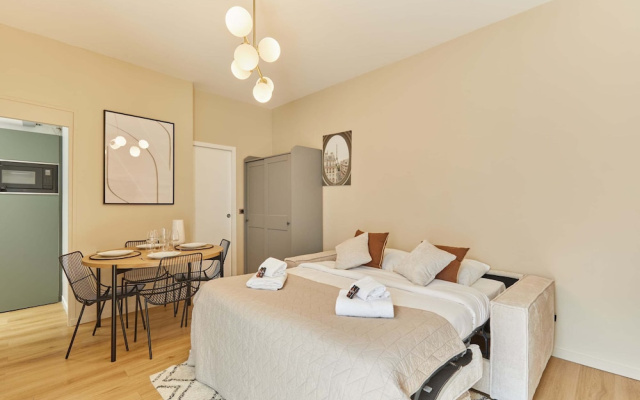 Bright Modern Studio Near the Seine Paris 16
