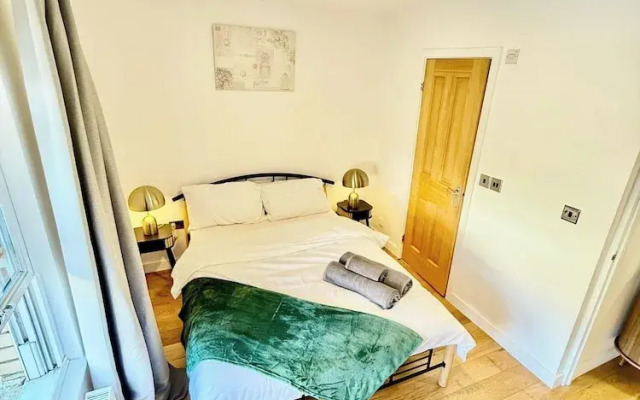 2 Bed House - Sleeps 4 - Parking - Wifi