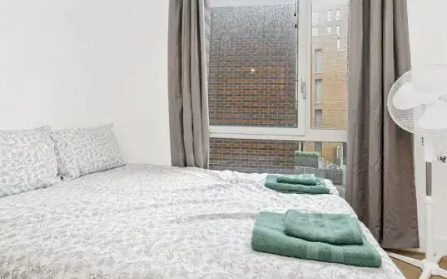 Charming 2 Bedroom Flat in Bromley By Bow