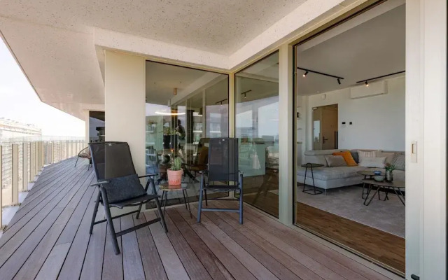 Spacious Apartment With Huge Terrace With sea View