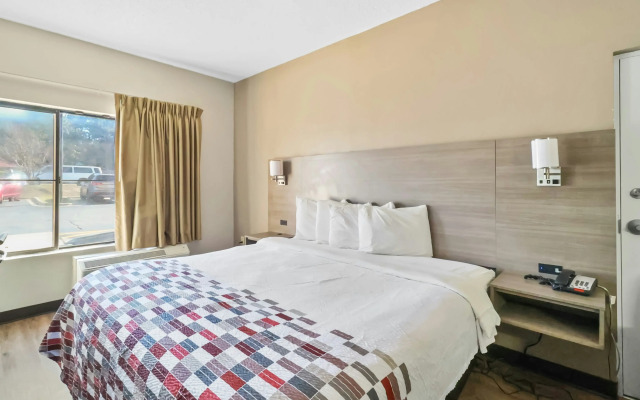 Red Roof Inn & Suites Fayetteville - Fort Bragg