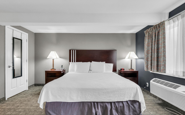 Eastlake Suites Hotel & Conference Center By OYO Urbana