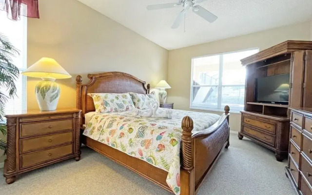 Sunnyside Villa 6 Bedroom Home by RedAwning
