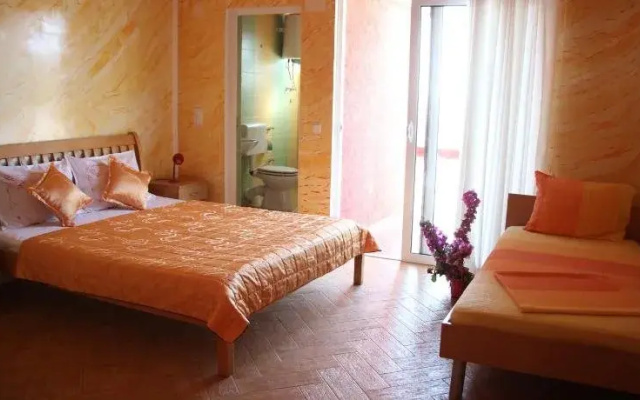 Alvanita Apartments