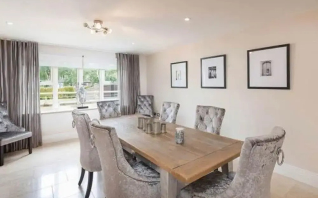 Mono Luxe Villa in Newcastle Upon Tyne