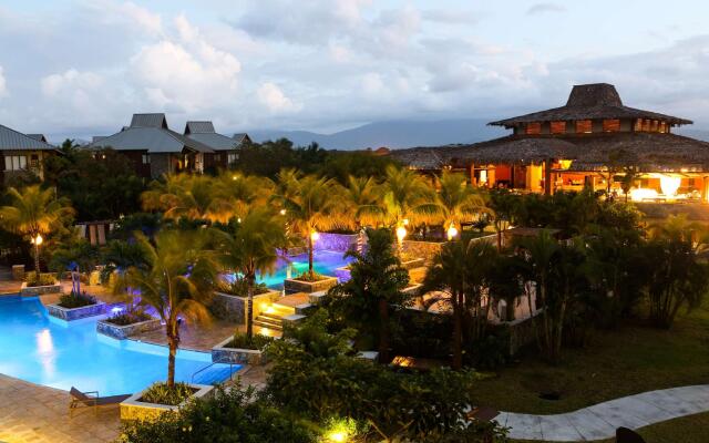 Отель Indura Beach & Golf Resort, Curio Collection by Hilton Гондурас, Тела - отзывы, цены и фото номеров - забронировать отель Indura Beach & Golf Resort, Curio Collection by Hilton онлайн вид на фасад
