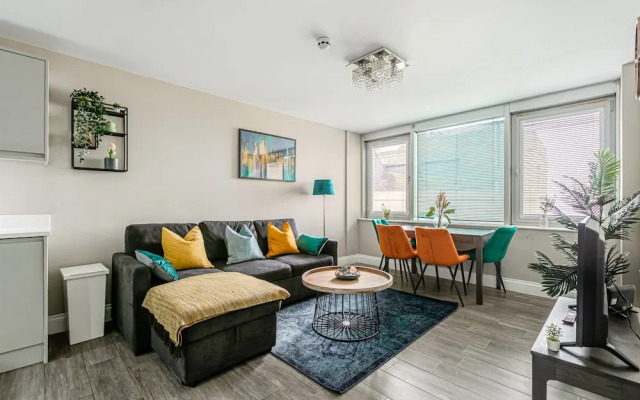 Bright Charming Condo Short Walk to Beach Pier