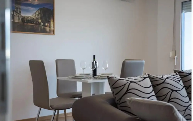 Amazing apartment in Podstrana w/ WiFi and 2 Bedrooms