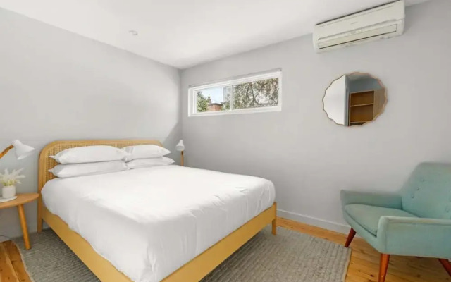 Modern 1-bed Pad Minutes Away From Beach