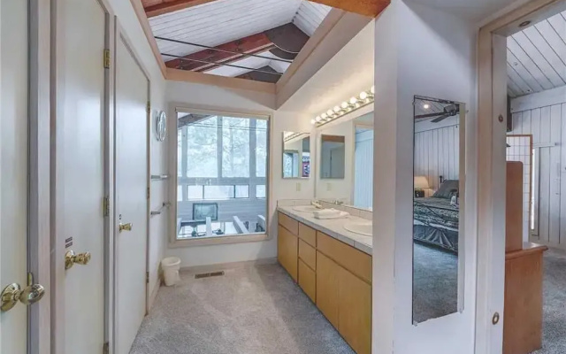 Alto Chalet - Three Bedroom Cabin with Hot Tub