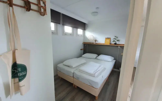 Canal-side Stay, Giethoorn