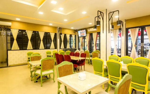 OYO 1327 Avava Inn