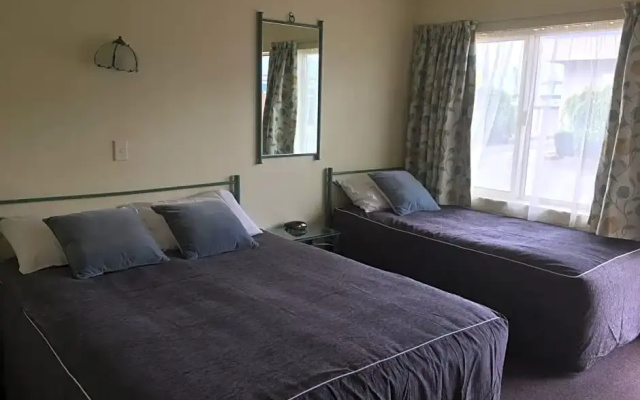 Bentons Motel