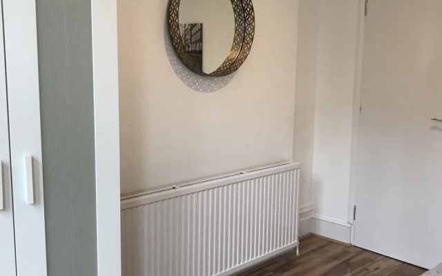 Lovely 6-bed Apartment in London