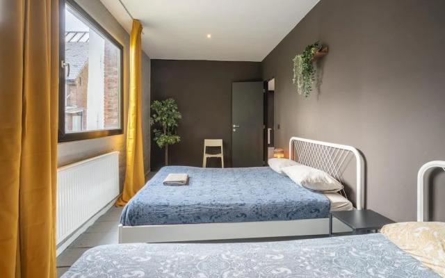 Riverfront Apartment for 9-guests