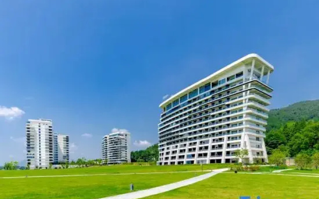 Shanhujian Resort Hotel (Huangshan Taiping Lake)