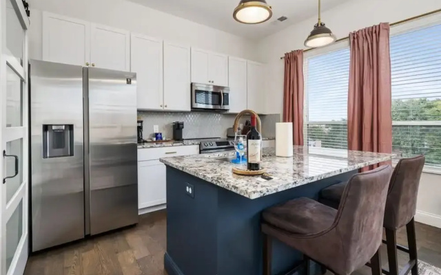 Top Floor 1BR At Luxe23