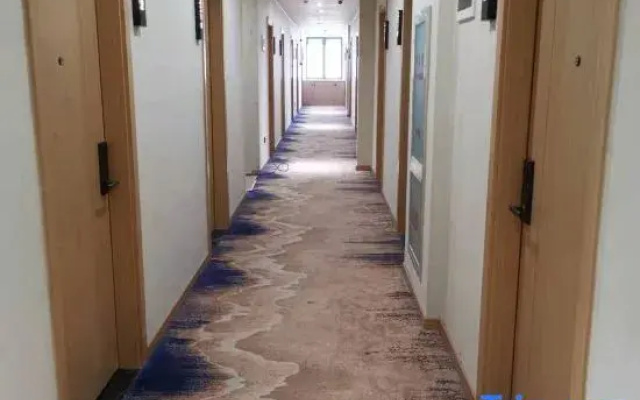 Yipple Hatt Hotel (Ningbo Luomeng Universal Park Yintai City Branch)
