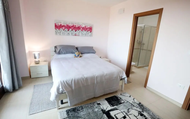 House - Sleeps 4 - Private Patio - Parking