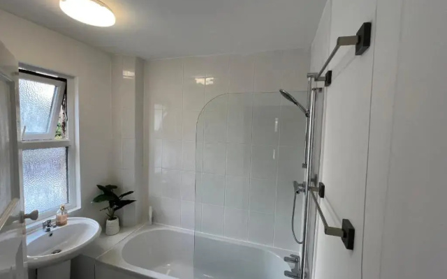 Comfortable King Bed - Location - Contractors - Family - Parking