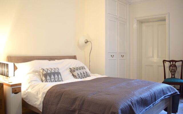 Отель Spacious 1 Bedroom Flat In Piccadilly Circus комната для гостей