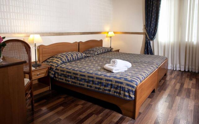 Tourist Hotel Салоники комната для гостей