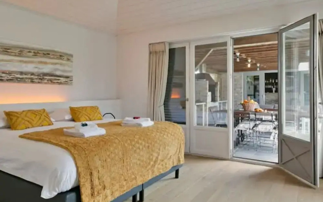 Spectacular Holiday-villa With Lounge-area and bar