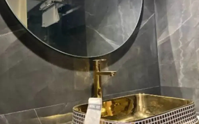 Rich Hotel