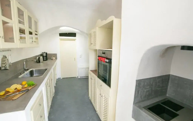 Agrilia secluded cave house