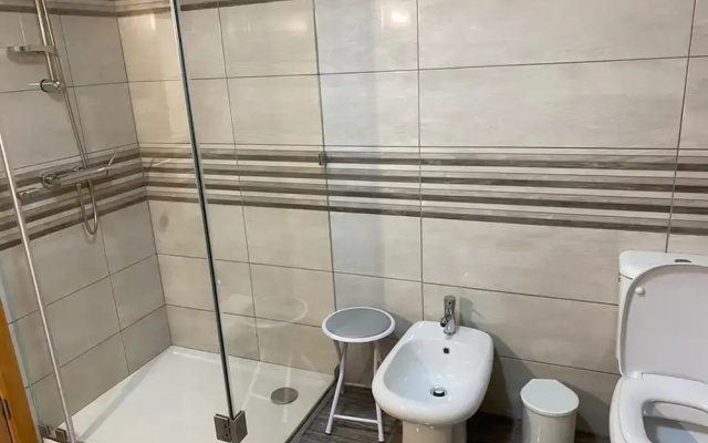 3 Bed House - Sleeps 6 - Parking - Wifi