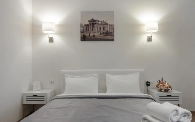 Cozy Apartment on Alexandrovskiy Avenue