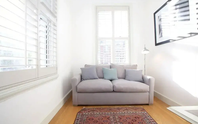JOIVY English Retro 2BR Apt Near Battersea Park