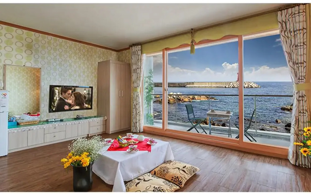 Yangyang Seaglow Rainbow Pension