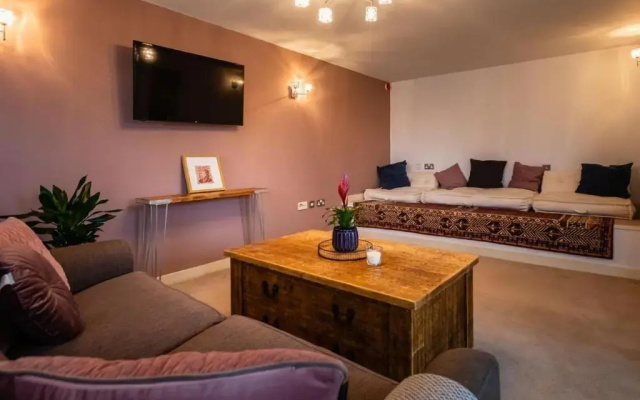 Lux Duplex Apartment 19th Century Chapel Wakefield Centre