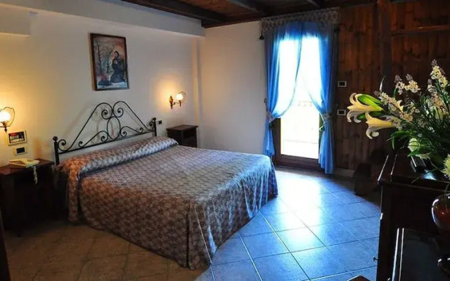 Leo Hotel