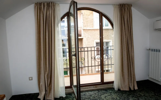 Agora Boutique