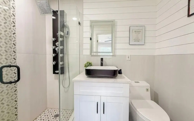 Modern Escape Chef s Kitchen Private Yard