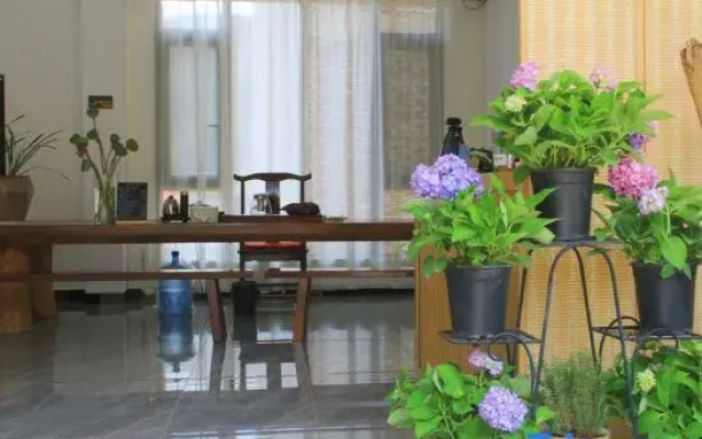Hetian Qiuse Zhenshan Hotel (Puzhehei Scenic Area Swan Lake Hotel)