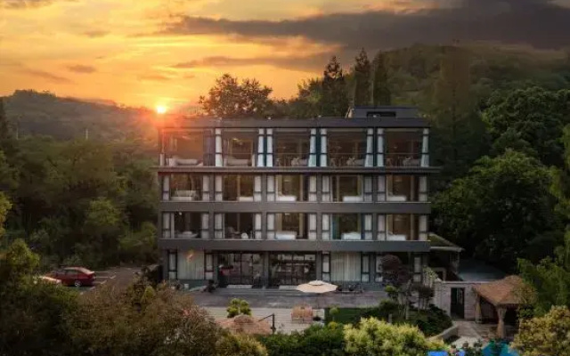 Xinchang Huaqianyueshang Homestay (Nineteen Peaks)