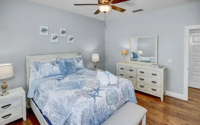 5 Bed, 5 Bath Beach Home/only a 3 Minute Walk To The Beach! Sleeps 12