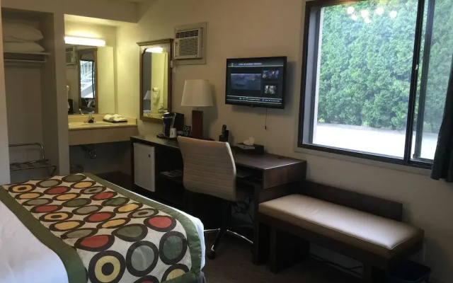 Super 8 By Wyndham Kelowna Bc