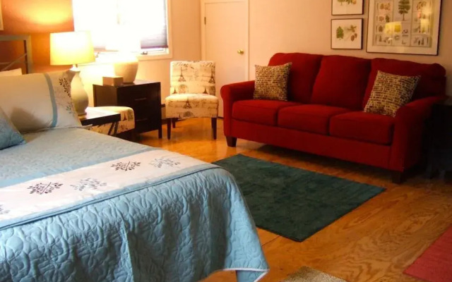 Loya's Little House Bed & Breakfast