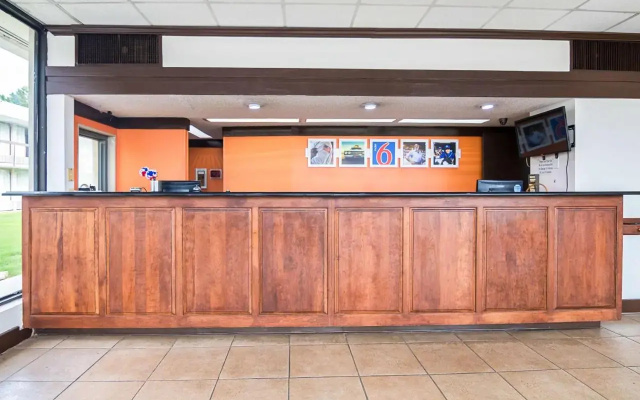 Motel 6 Conyers
