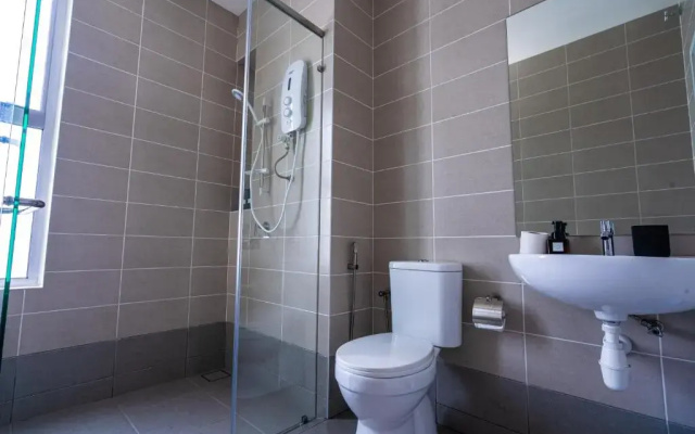 Cheerful 3-bedroom townhouse for 9 pax Kajang